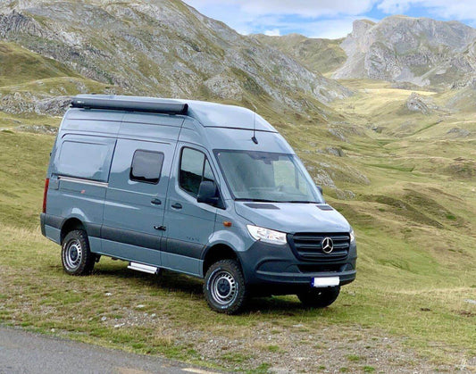 La Mercedes-Benz Sprinter 4x4: La Furgoneta Definitiva para Campers y Expediciones