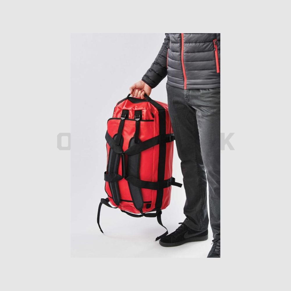 Bolsa de viaje Atlantis de Stormtech de 89L con correas de mochila, en rojo, vista detalle correas