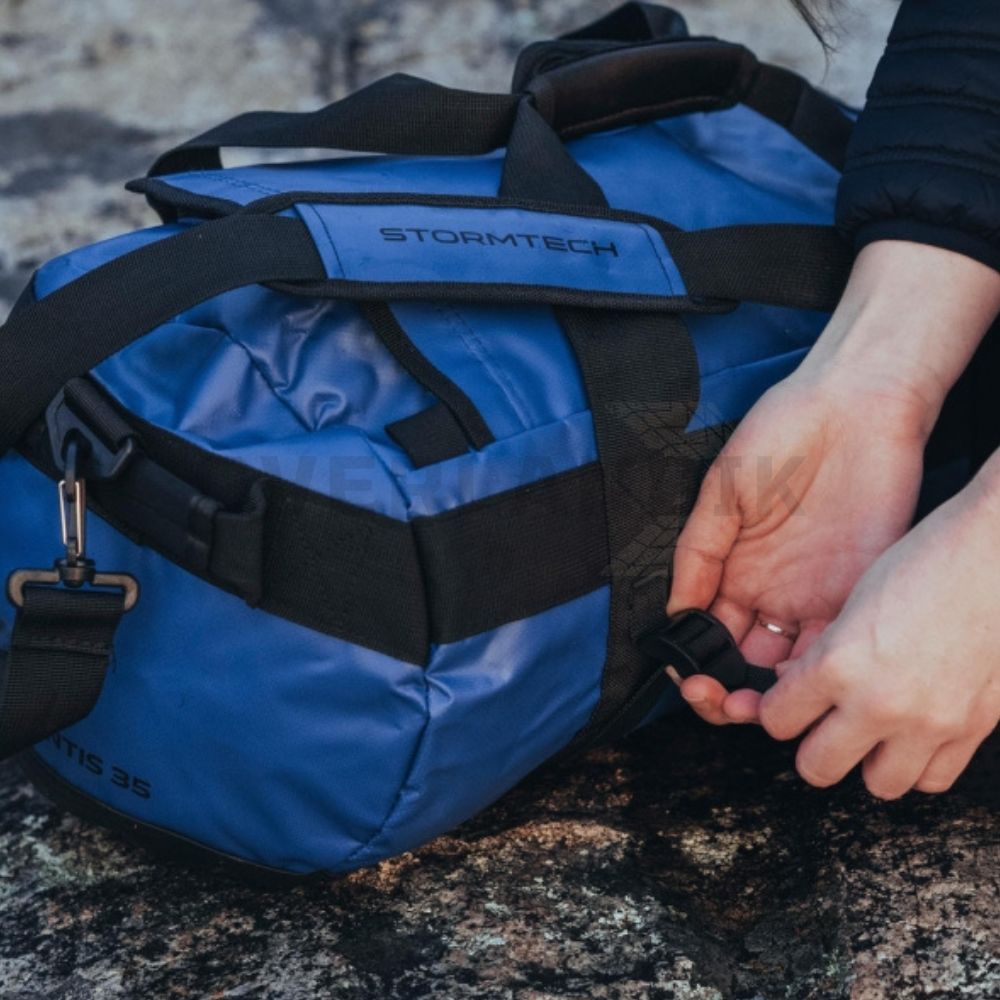 Bolsa de viaje Atlantis de Stormtech pequeña, de 35L, impermeable, en azul, detalle correas