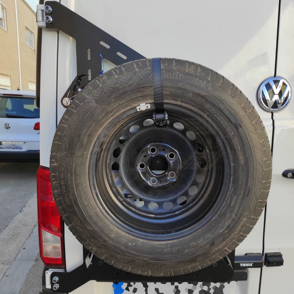 Porta ruedas de aluminio VW crafter en negro, con rueda montada ejemplo real